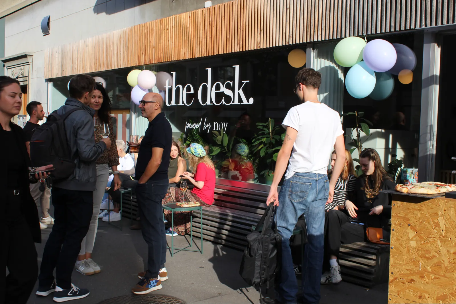 Guests in front of the desk shop window on Moserstrasse