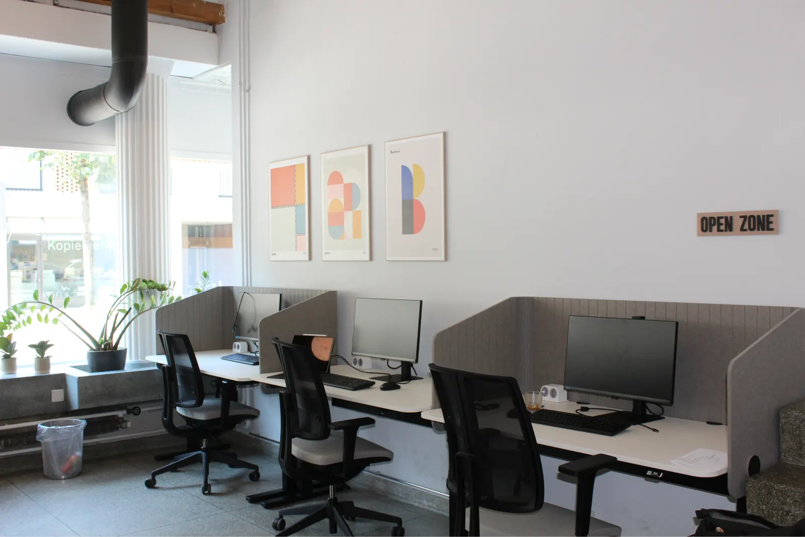 Open zone with desks by the shop window